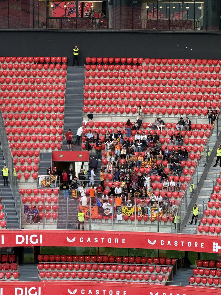 Generaldepie_'s tweet photo. 🏟️ Esta gente de lo merece absolutamente todo. Esfuerzo enorme por seguir viajando con este equipo! Ojalá por ellos hoy nos llevemos una alegría https://t.co/tzQXIHJSaZ