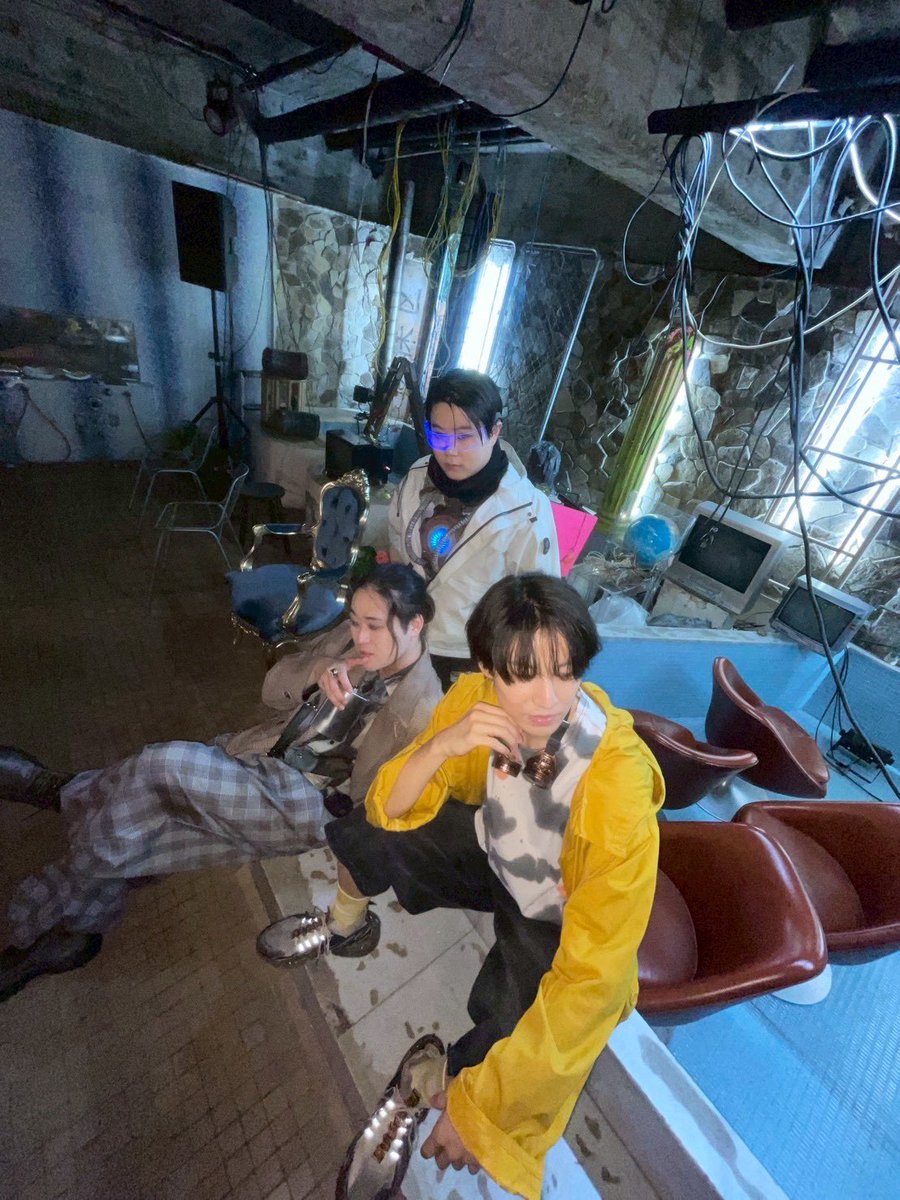 待機 tweet media