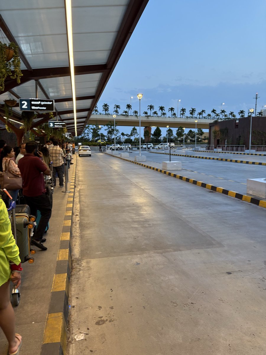 engineerji01's tweet photo. No uber at Bangalore airport, line for Uber premiere @kempintairprtps @Uber_India https://t.co/vxscjTk28e