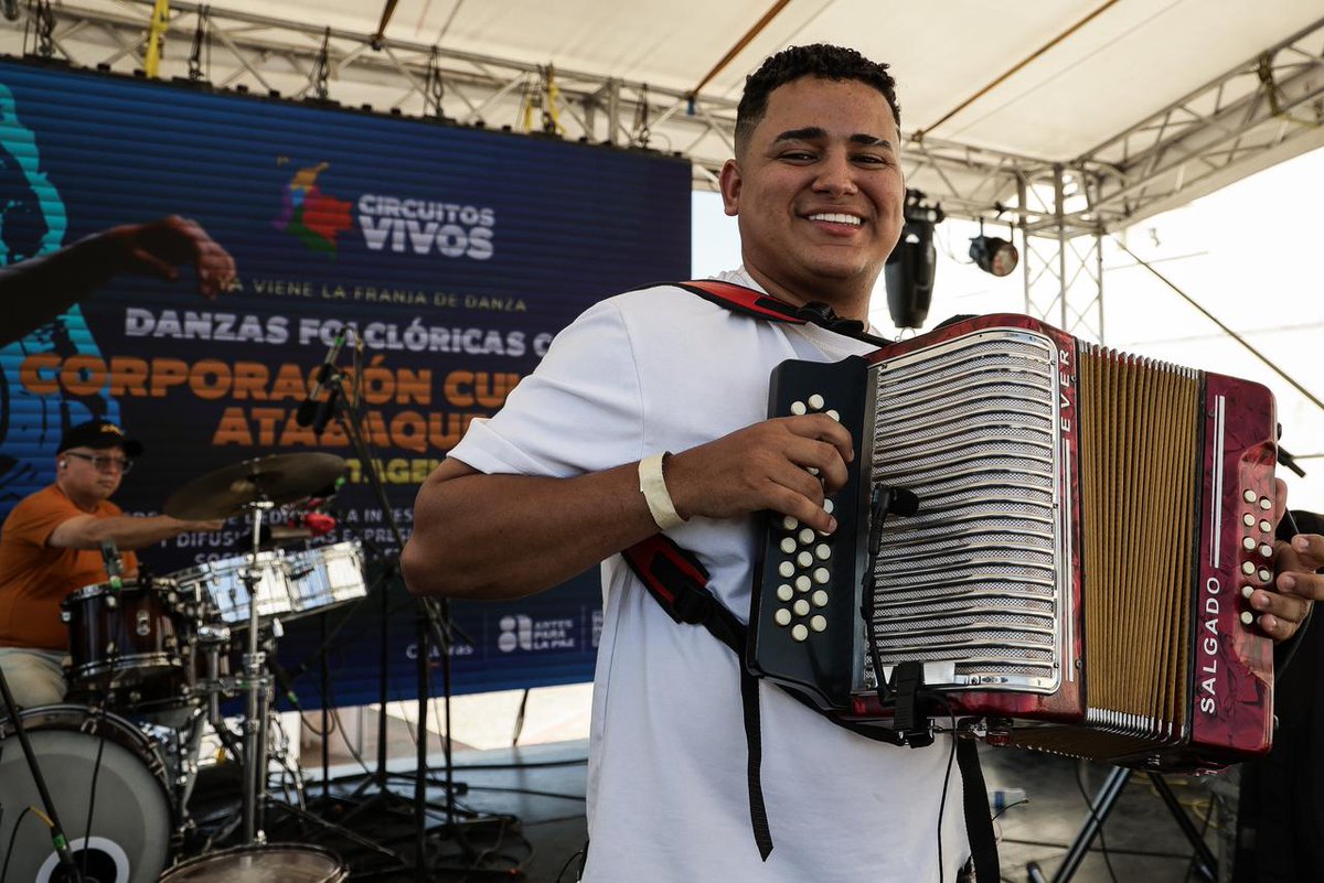 mincultura's tweet photo. ¡#CircuitosVivos llegó hoy a Riohacha y Santa Marta!

Con esta plataforma de circulación buscamos descentralizar la oferta cultural, activar los espacios públicos como escenarios de encuentro y conectar artistas de distintos territorios del país con nuevas comunidades y públicos. https://t.co/EWvxrlxJEy