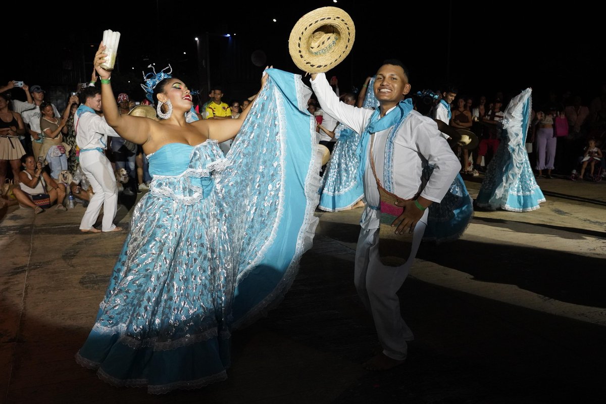 mincultura's tweet photo. ¡#CircuitosVivos llegó hoy a Riohacha y Santa Marta!

Con esta plataforma de circulación buscamos descentralizar la oferta cultural, activar los espacios públicos como escenarios de encuentro y conectar artistas de distintos territorios del país con nuevas comunidades y públicos. https://t.co/EWvxrlxJEy