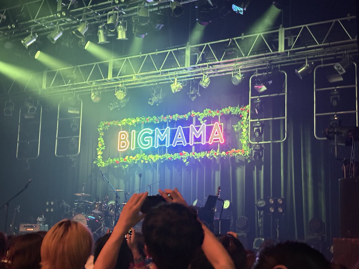 backmama1015's tweet photo. BIGMAMA楽しかった🩷
毎年母の日は特別な日！
新しいアルバムと昔の曲を交互な感じで今聞いている人も久しぶりの人も楽しめるLIVEでした✨
7/5の20周年から楽しいLIVEが始まる✨
楽しみだなぁ😊
まずは名古屋公演が楽しみ😊 https://t.co/SEgXl7YMiw