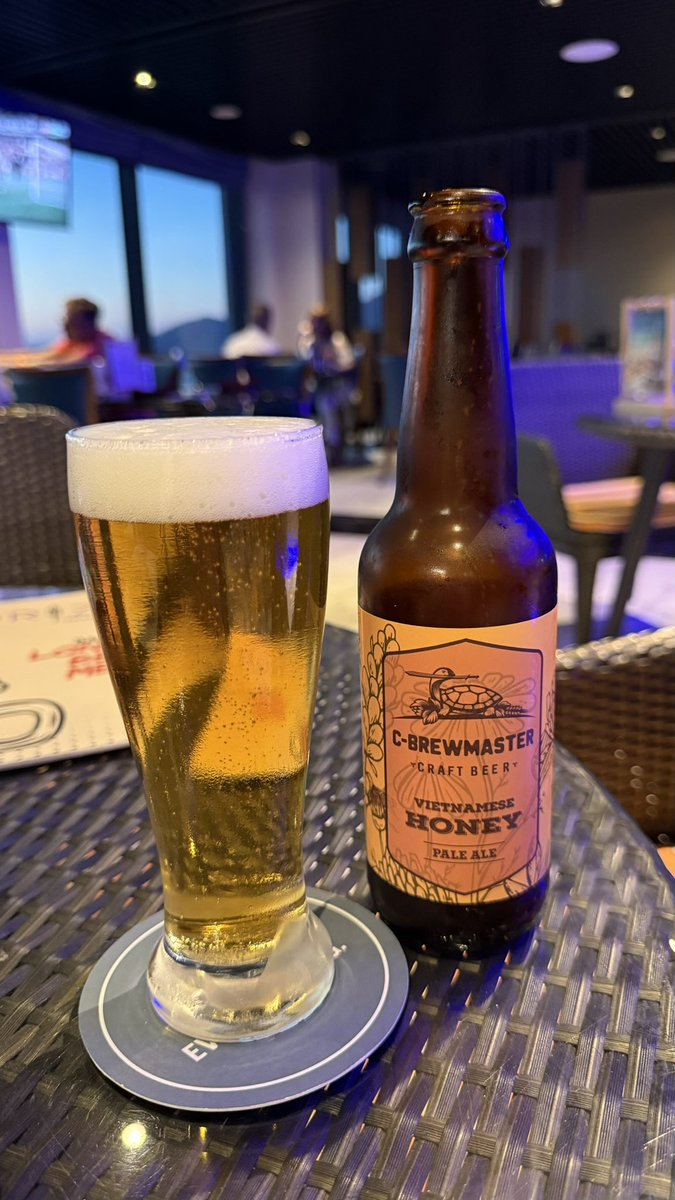 koji_Traveler's tweet photo. フォーポイントダナンのルーフトップバーはビールの種類が半端ない！
ベトナムのクラフトビールだけでも相当な数あるので、ハッピーアワーでいくつか飲んできました😉 https://t.co/gLTzDJAY9V