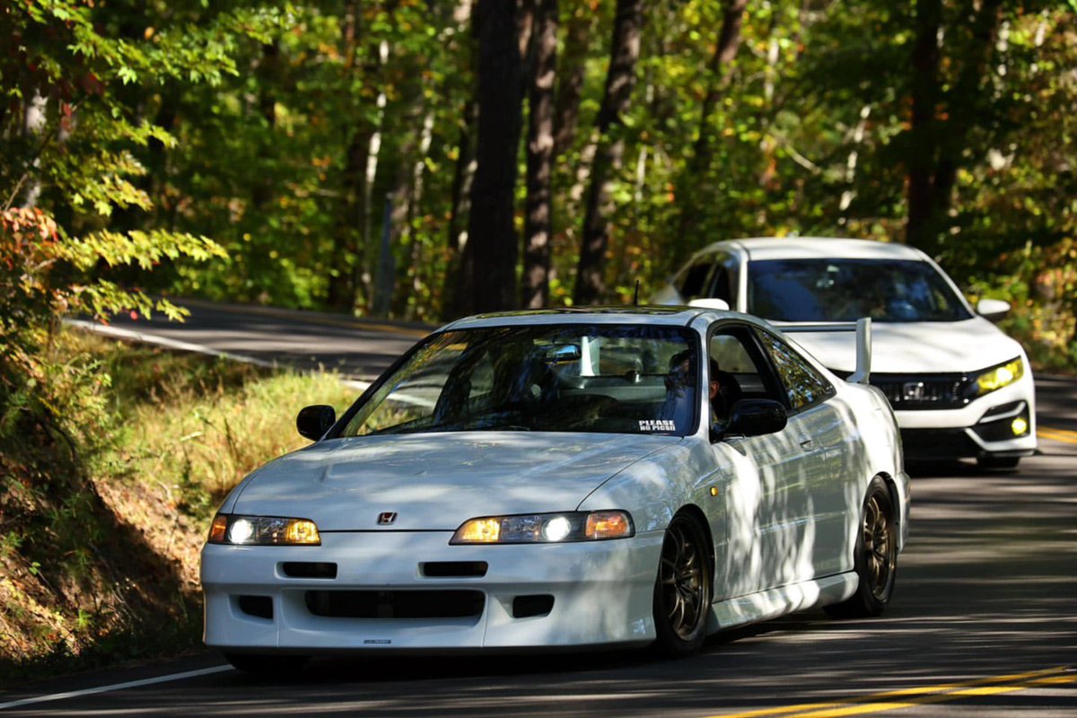 aozakana_jdm's tweet photo. だから向こうのJDM好きホンダ乗りからするとタイプRは至高。
JDM全盛期はエンジンなんかも日本の18C、16Bをわざわざ輸入してスワップしてる車両も多い。
外装だけじゃなくチャン白までオールペンしちゃう人なんかは赤バッチはマストだしそれがある意味コンバージョンしていくうえでの #ダイブR 化に繋がる。