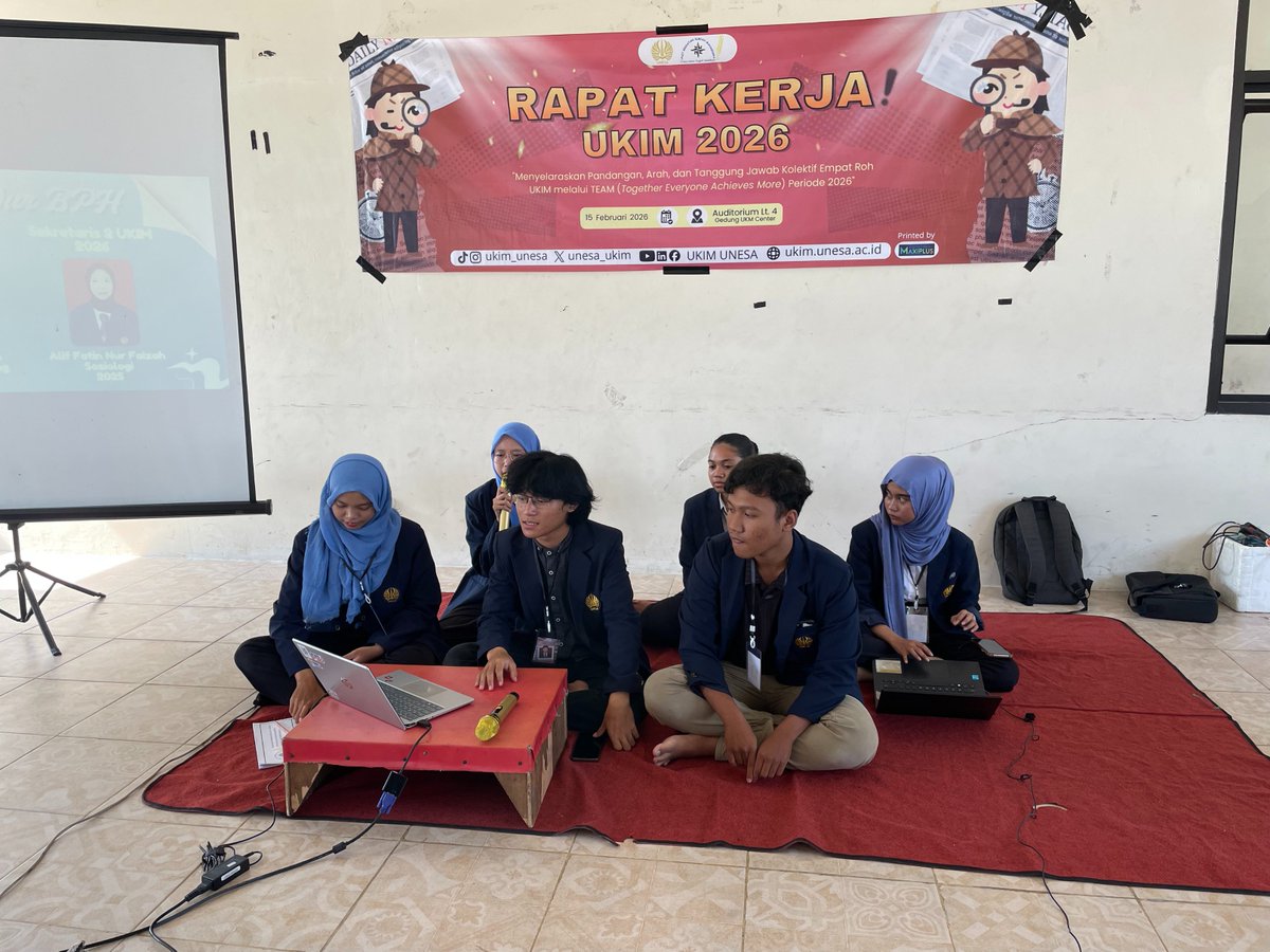 unesa_ukim's tweet photo. [ 𝗥𝗔𝗣𝗔𝗧 𝗞𝗘𝗥𝗝𝗔 𝗨𝗞𝗜𝗠 𝟮𝟬𝟮𝟲 ] 

Salam Ilmiah !!
UKIM Jaya ✊🏻

Rapat Kerja UKIM 2026 menjadi langkah awal untuk menyusun arah gerak dan membangun semangat kepengurusan yang lebih progresif.✨

📍 Auditorium UKM Center Lantai 4, Kampus Unesa Ketintang https://t.co/3zeVZAz7Wj