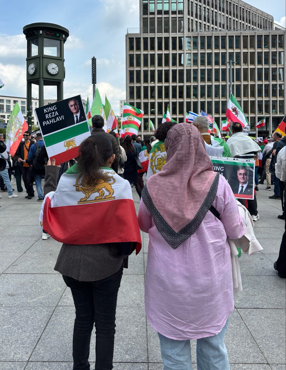 ISefati's tweet photo. Heute in Berlin: zwei Generationen – eine gläubige Muslimin, die andere vermutlich nicht religiös. Doch beide kämpfen für dasselbe: einen freien Iran, befreit von Islamisten und Radikalen. Das ist die Zukunft des Iran. #IranRevolution2026‌ #b1005 https://t.co/CF6QxJYoLp
