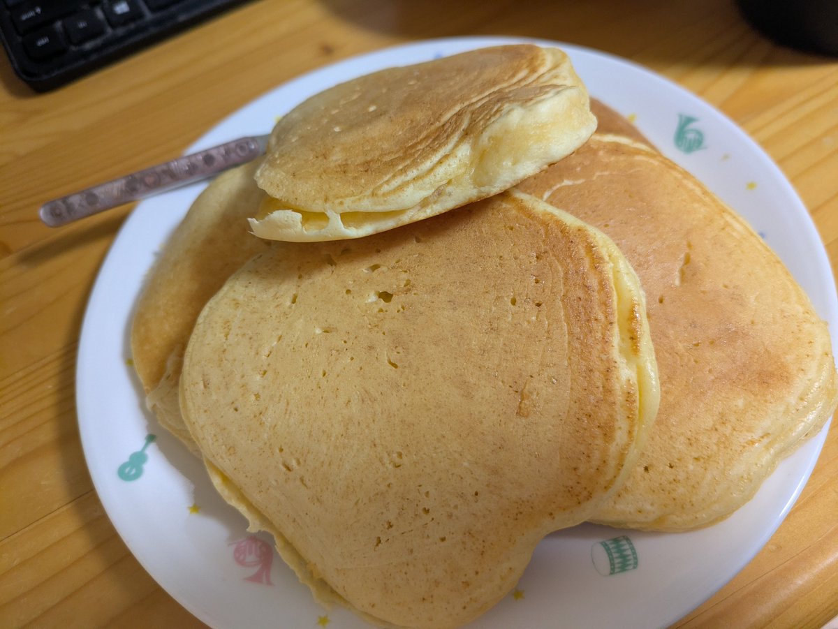 RiRitto200328's tweet photo. お休みの間にのんびり休んで、かつてないほどの風呂場の大掃除をし、ホットプレートを引っ張り出してかわちいサイズのホットケーキを焼いた
こうして心身は回復し、再生産されるのである
ぼちぼち次作を、中編も含めて考えるぞ〜 https://t.co/xsp9RSEKvd