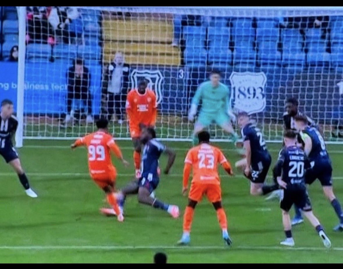 tarmstrong98's tweet photo. @JamesMurphyTips @TeamLH44_07 It’s just consistency we are looking for. 

Both pics are in the same season. 

1 is given offside. 
1 is not. https://t.co/hVS0tROOIk
