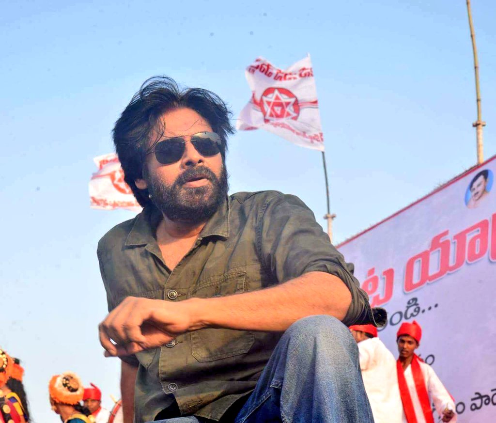 venky_pspk_'s tweet photo. #ModiMeetsAandhi https://t.co/oILWgYG7Yh