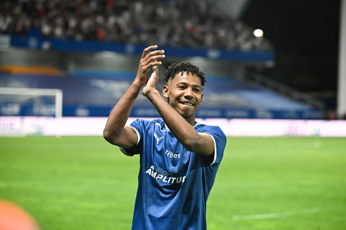 L2Actu_'s tweet photo. "𝗠𝗢𝗡 𝗦𝗢𝗨𝗛𝗔𝗜𝗧, 𝗖'𝗘𝗦𝗧 𝗗𝗘 𝗥𝗘𝗦𝗧𝗘𝗥 𝗜𝗖𝗜 𝗘𝗧 𝗗𝗘 𝗝𝗢𝗨𝗘𝗥 𝗘𝗡 𝗟𝗜𝗚𝗨𝗘 𝟭" 💙🤍

🗣️ Tawfik Bentayeb SE PRONONCE SUR SON AVENIR à Troyes ! 👀

"Je vais me poser et après, je vais regarder avec mon club (US Touarga) ce qu'il y a sur la table." 🧐

(@lesteclairSport)