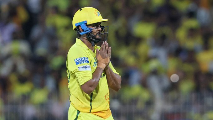 HustlerCSK's tweet photo. Even the word "CRAZY" is not enough to justify what Urvil did tonight. 🔥 https://t.co/HaxYTC5ZNv