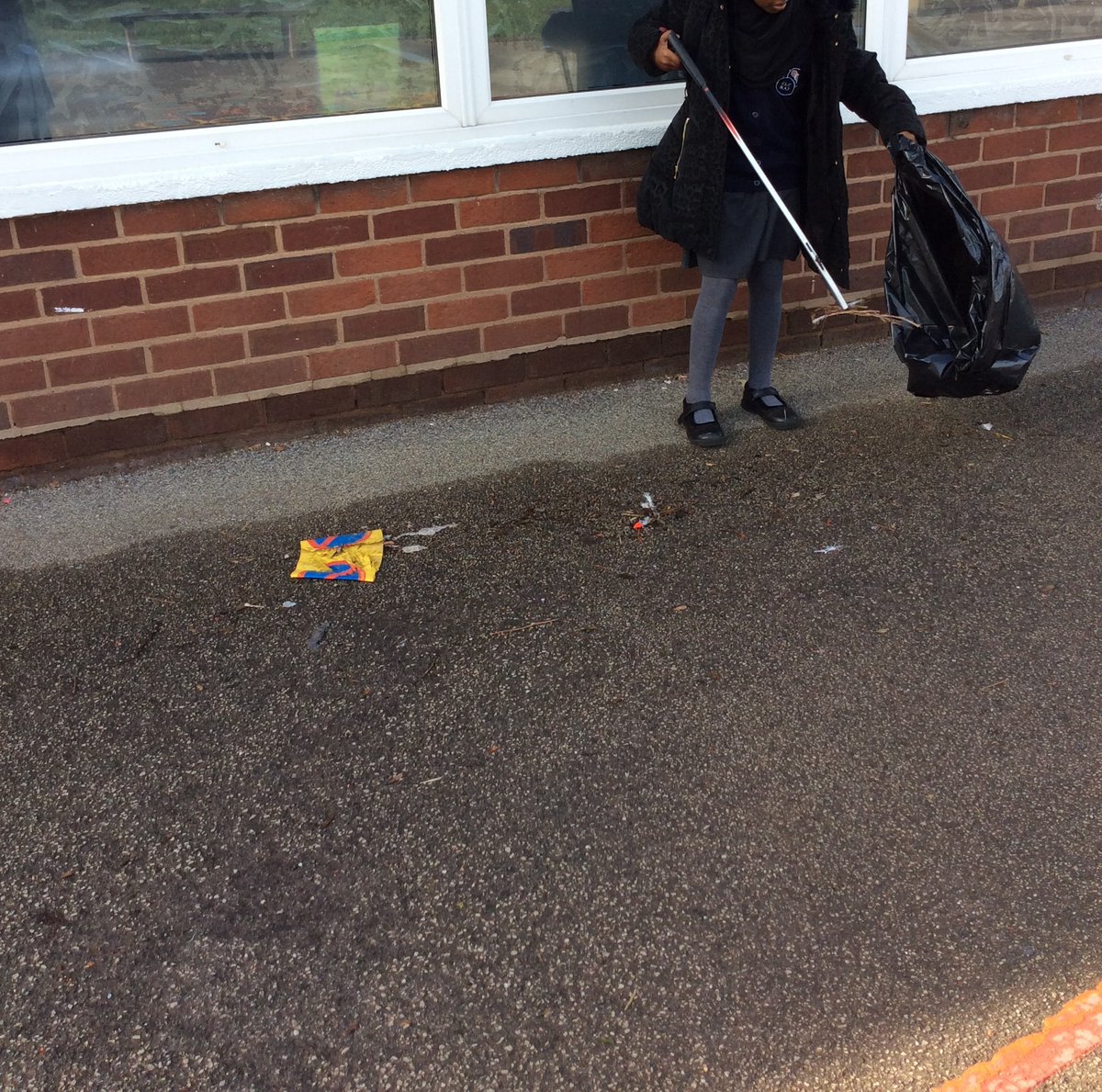 CromwellPrimary's tweet photo. School council members at Cromwell-litter picking. 
#environmentalduty https://t.co/3sQ0sy9FBe