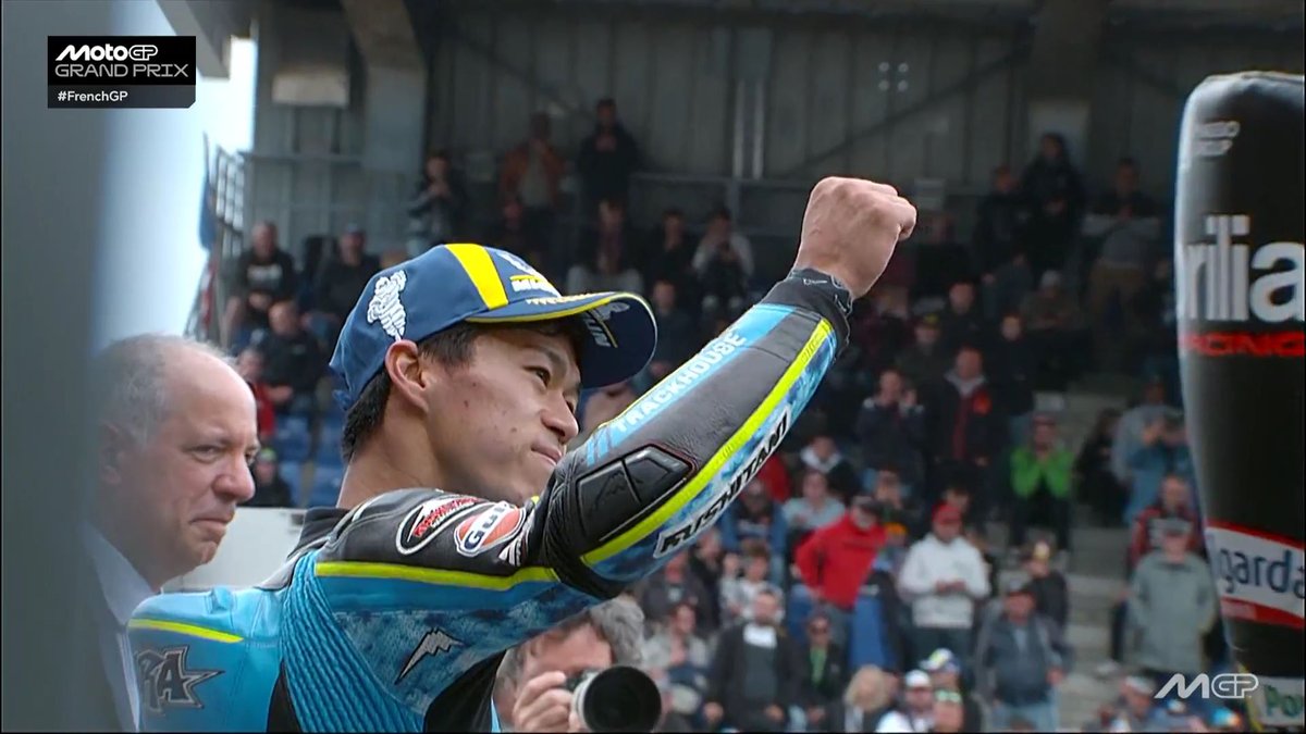 motto_motogp's tweet photo. MotoGP第5戦は歴史に残る1戦に。勝ったのはアプリリアのホルヘ・マルティン。昨日のスプリントに続く連勝で、かつ決勝のグランプリレースでは2024年以来となる勝利で、ついにマルティンは完全復活の称号を手に入れた。2位にはそのマルティンとのバトルに敗れるかたちでチームメイトのベゼッキ。そして今回、何よりのニュースは3位表彰台に日本の誉れ小椋藍選手がついに乗った！ということ。

レースはいつも通りの中団、後方からの追い上げで、ヤマハのファビオ、KTMのアコスタ、ドカのディジャと、いまのMotoGPでのトップクラスのライダーたちをひとり、またひとりと抜き去っていく。

レース終盤ではマルティンやベゼッキをも上回るラップペースを記録し、トップに追いつく直前で周回が先に終了。遂に待ち焦がれた世界最高峰のMotoGPでの3位表彰台という結果をその手にしたのだった。

そしてこれでアプリリアは、なんとワン・ツー・スリーフィニッシュを達成。表彰台を独占するという稀に見る光景を世界に見せつけた。

4位にはKTMのアコスタとのバトルを制したVR46のディジャで、またしてもドゥカティ勢で最上位のポジションでフィニッシュ。ドカはペッコが序盤2位を走る健闘を見せたがまさかの転倒でリタイヤ。これにはドゥカティのピットも意気消沈。転んだペッコも自分のミスを許せなかったか、タルドッツィにいらぬ小言を食らったか、怒りの表情でピットを後にしていた。

6位にはヤマハのV4を駆り、劣勢覚悟でファビオ・クアルタラロが限界突破の走りを見せたものの、やはりポテンシャルの差はいかんともしがたくポジションを上げるよりも下げる数の方が多く、ペッコやミアらの転倒にも助けられてのこの結果はフラストレーションのたまるレースになったはず。

7位KTMバスティアニーニ、8位ラウル・フェルナンデスでアプリリアは全台トップ10入りも達成。9位アルデゲル、10位ホンダのマリーニとなった。

地元戦でのミラクルに期待がかかったザルコだったが、スプリントに続き決勝も振るわず11位に。その後ろがヤマハバトルで、リンスとトプラクは散々ポジションを奪い合ってのリンス12位トプラク13位。ジャック・ミラーが15位で陣営最後尾でのポイントゲットとなった。

終わってみれば完走16台リタイヤ5台のサバイバル。

そうした中、着実に自分の速さに磨きをかけてきた小椋選手の3位表彰台は、改めてその実力を知らしめるものとなった。

📸@ MotoGP