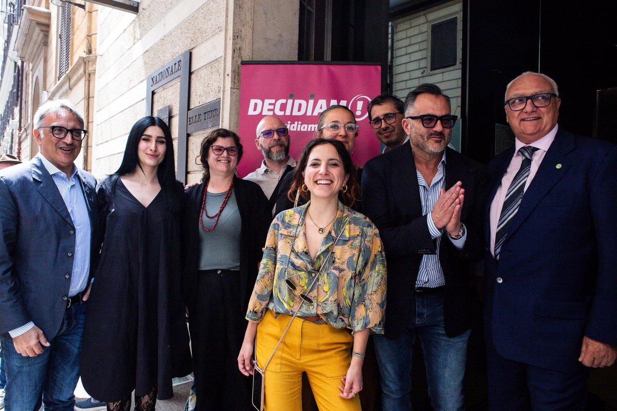 europaverde_it's tweet photo. Ieri è stata una giornata importante.
Abbiamo fatto il primo passo di un lungo percorso per restituire speranza e cambiare davvero questo Paese alla radice. Abbiamo lanciato #Decidiamo!, la nostra piattaforma digitale libera e indipendente, dove chiunque può contribuire alle proposte di #AlleanzaVerdiSinistra un vista delle prossime elezioni politiche.
Il motivo è presto detto.
A lavoratori, giovani e famiglie non interessano le primarie, interessano le nostre proposte, cosa vogliamo fare una volta al governo per migliorare la loro vita.
Per questo non c'è più tempo da perdere.
Questo non è che l'inizio.
Ora è il tuo momento.
Vai su https://t.co/6R3L3mQpRZ, registrati e dì la tua.
Costruiamo insieme l'Italia di domani!