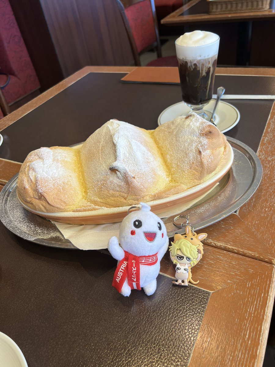 twinkle8110's tweet photo. ウィーン公演に行けないかわりに
青山にある #カフェラントマン にてオーストリア料理を食べてきた🇦🇹
ザルツブルーガーノッケルン美味しかった🩵

#ザルツブルガーノッケルン
#ザッハトルテ
#リンドグーラッシュ
#HYDE
#オーストリア
#ザルツブルク
#なんて素敵なオーストリアなんでしょう https://t.co/owGtWPo7FS