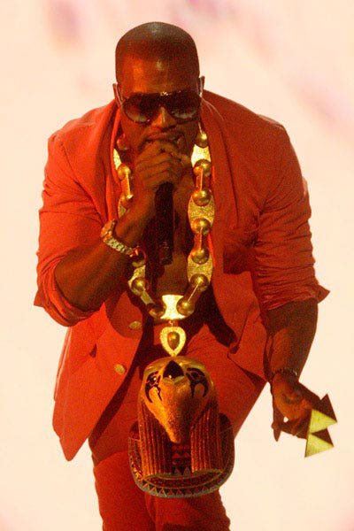 Filho de YE, Psalm aparece com corrente icônica do rapper da época de MBDTF

Kim Kardashian falou no passado que tem o cuidado em preservar o legado de Ye. Ela mantém um arquivo climatizado com itens históricos para garantir que os filhos tenham acesso direto à história e às