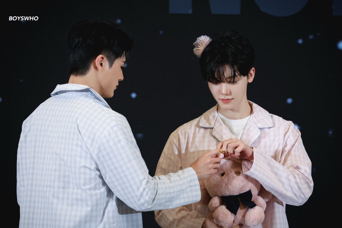 🐰👀(헉 토끼핀!)
🐶(건네줌)

ㅋㅋㅋㅋㅋ 쟤미니 토끼핀 엄청 갖고 싶어하는 거 같은 눈빛이다.. 했는데 아니나다를까 담 사진에서 이졘오가 넘겨주고 있음ㅋㅋㅋㅋㅋ