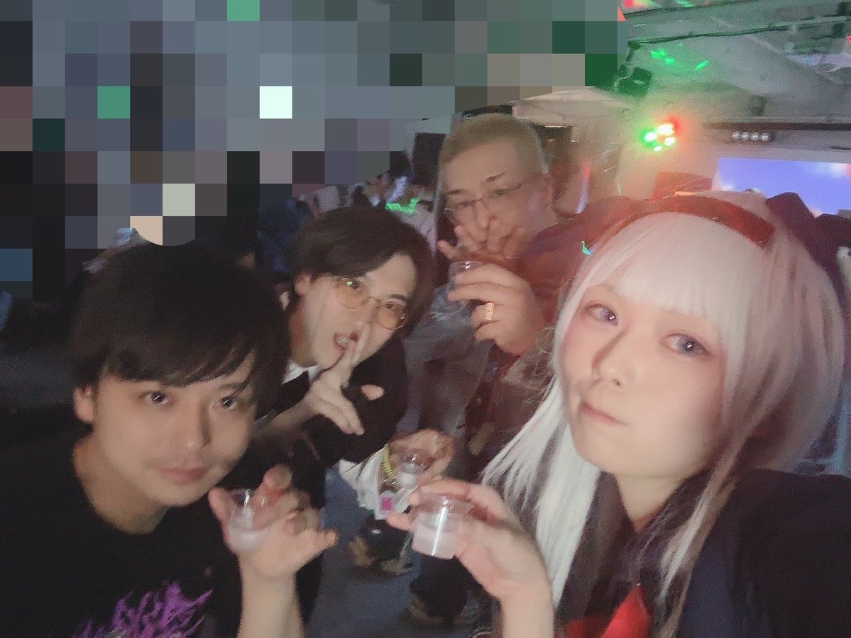 ころ tweet media