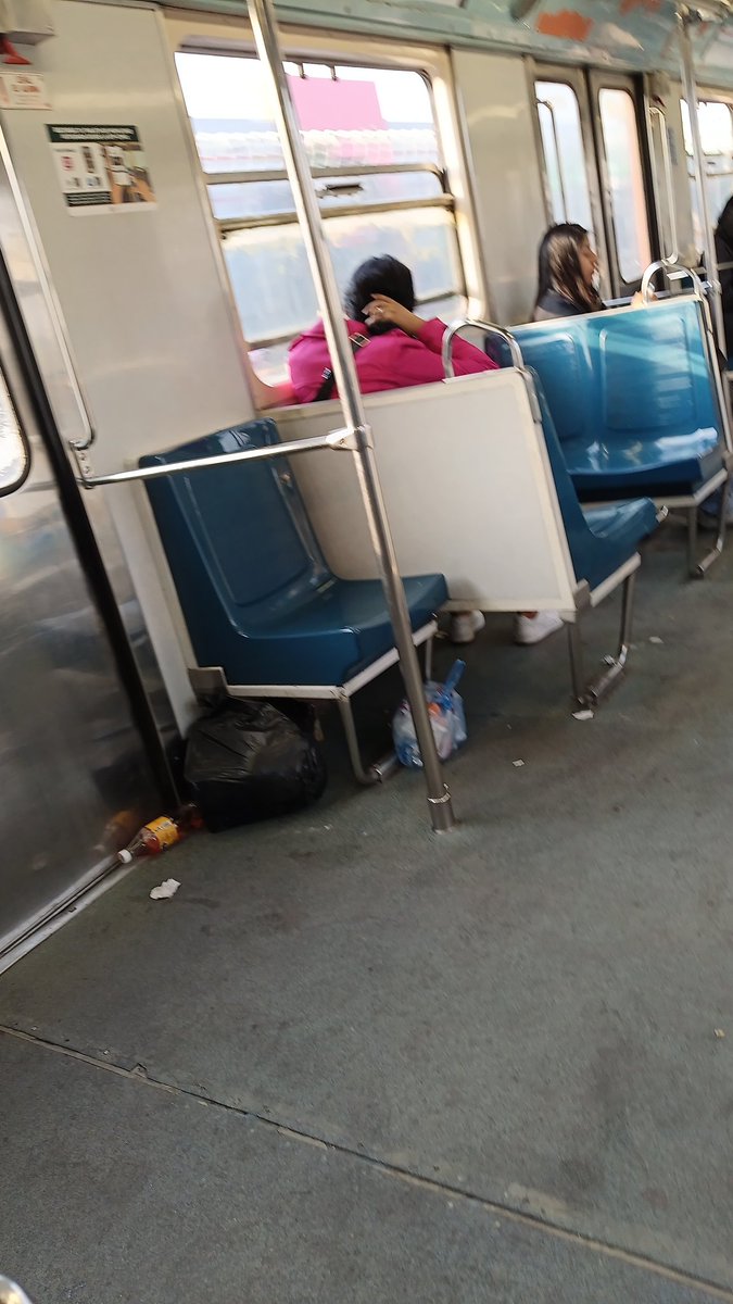 KarenDionicio's tweet photo. @MetroCDMX Super sucio vagon R.3067 línea b dirección Buenavista https://t.co/PeXrM9iAzL