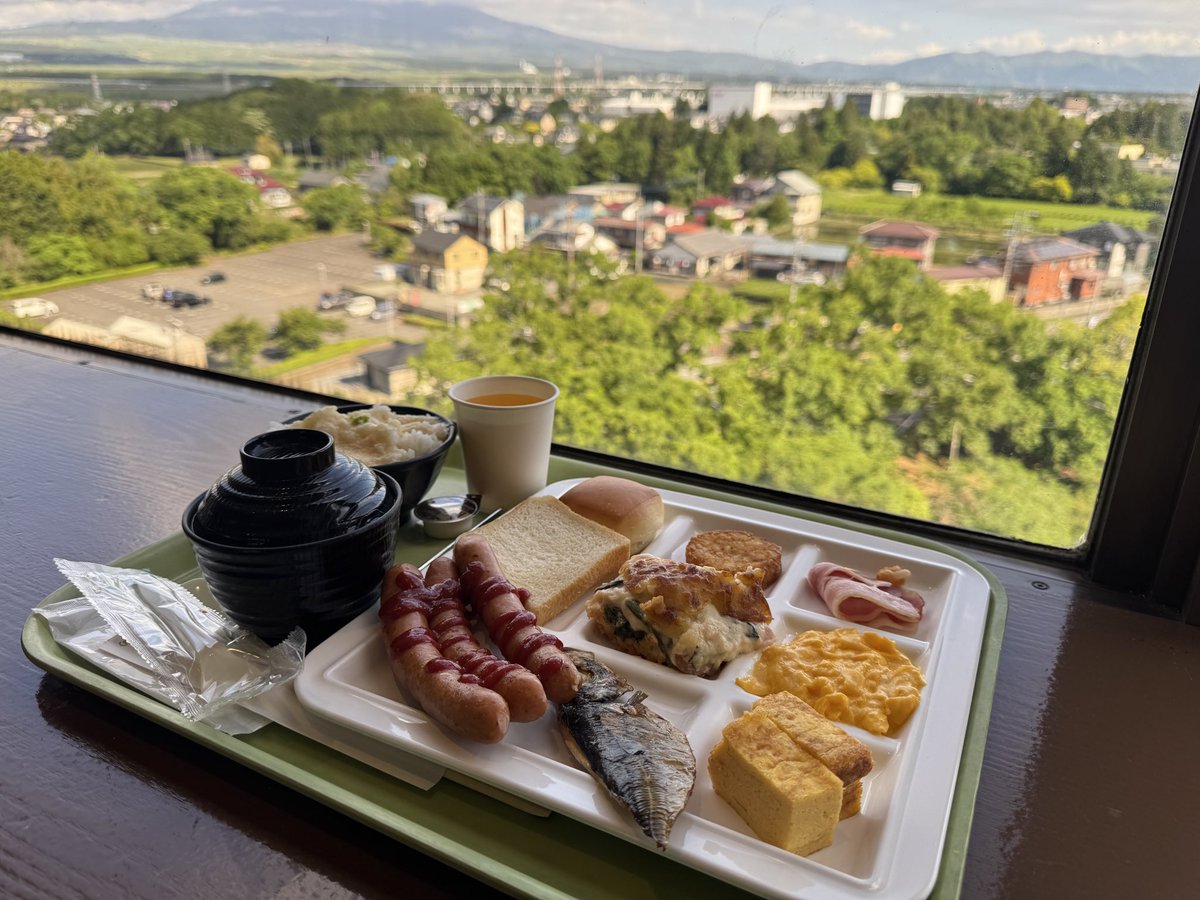 Xorsizer's tweet photo. 今日の朝ごはん！
こちらを視認しているデメキン
"何か"を知覚し意識を手放したデメキン
綺麗な花 https://t.co/EVd1Umwsx5