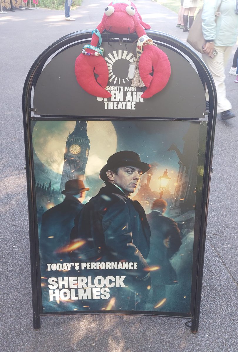 CrToby's tweet photo. We had a wonderful day in London sherlocking! https://t.co/negmzmUyIc