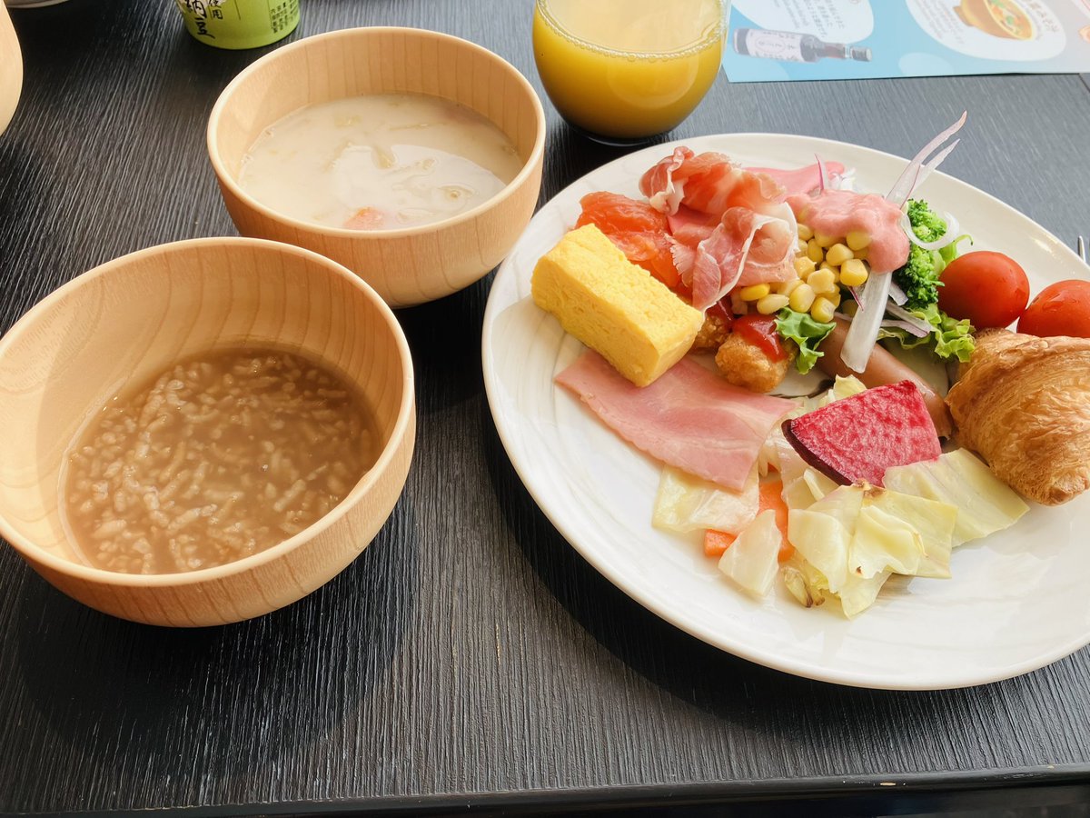 murai_rr's tweet photo. 朝ごはん。奈良名物の茶粥とか飛鳥鍋とか初めて食べましたが美味しかったです。
帰りはせっかくなので若草山に登って鹿を見たり原生林を見に行ったりなど、かなりハードなことをしてしまいました。 https://t.co/h77L85IGdN