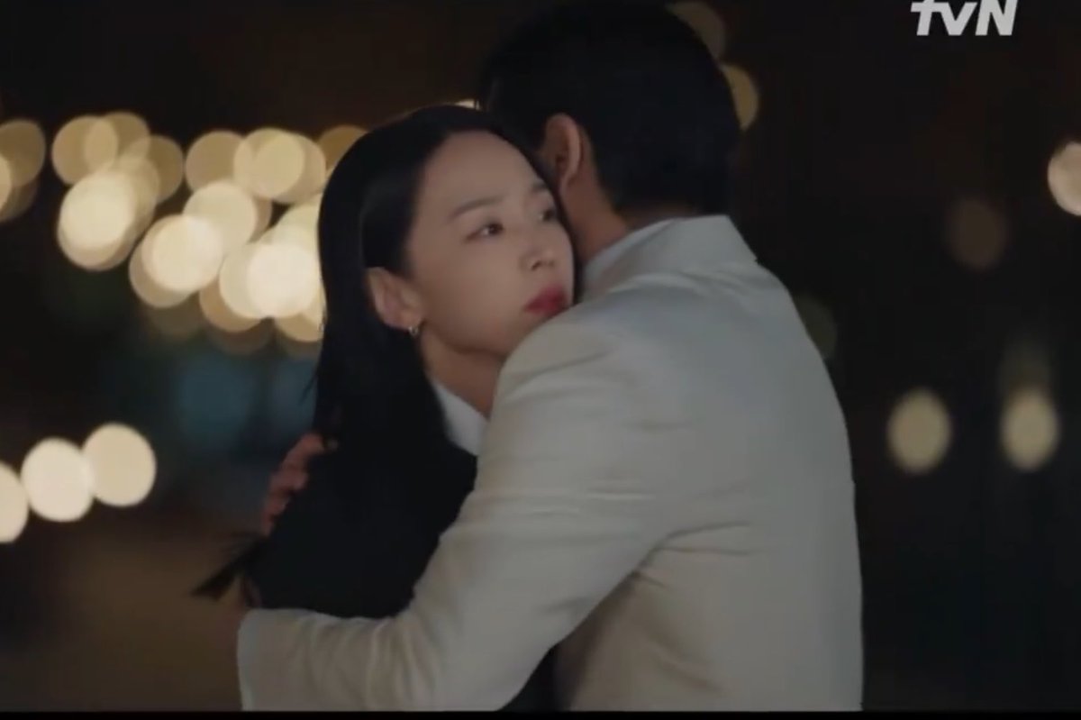나 사실 여기서 전재열 화이트수트에
파운데이션 묻는거 걱정했어