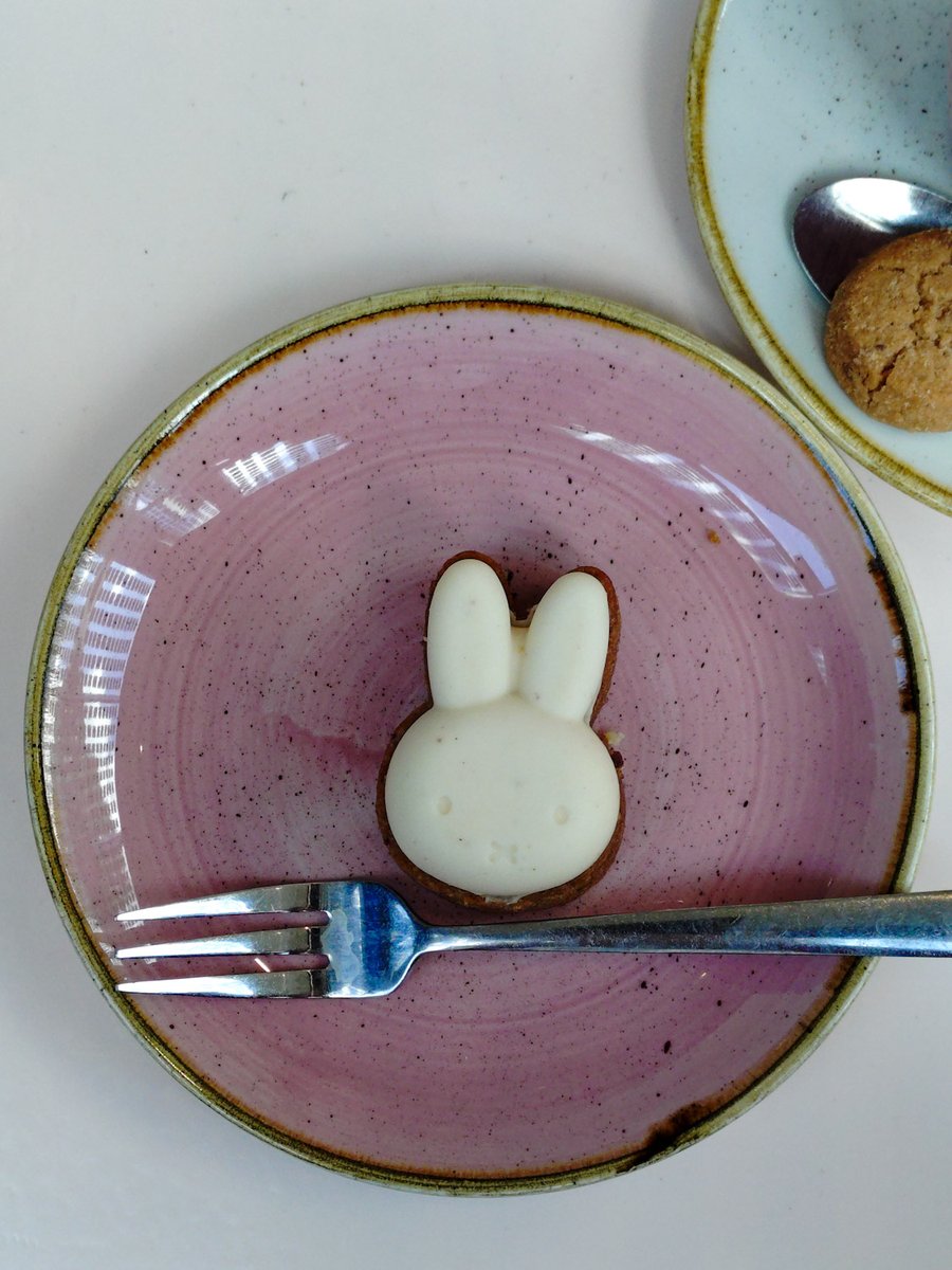 miirublog's tweet photo. ユトレヒト中央博物館のカフェで、ミッフィーのキャロットケーキを食べました。

愛らしいミッフィーのパンケーキもいいけど、大人にはこちらの方が頼みやすいし、量もちょうどいい。

（カフェはチケットなくても入店できます）

https://t.co/6If8Ska3Sa https://t.co/YnSQwCym2Q