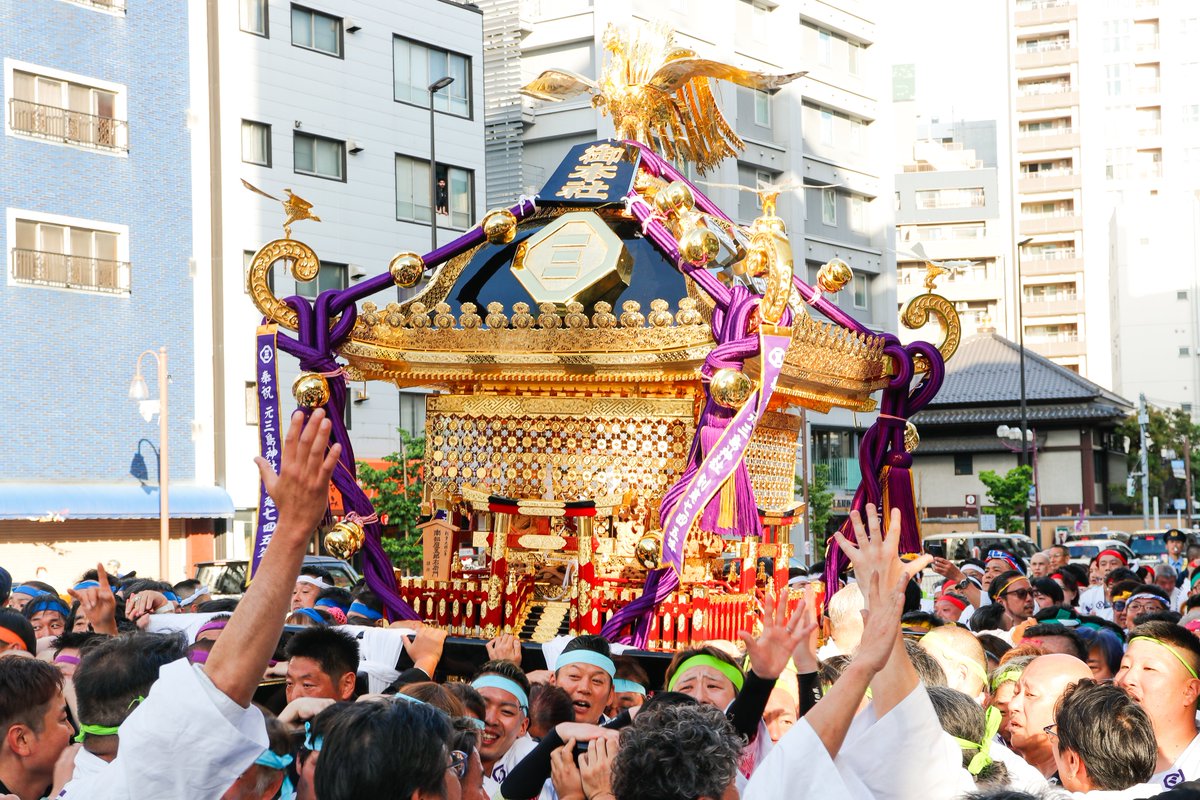 元三島神社の81年ぶりに復活した本社神輿。金色に輝き、その大きさに