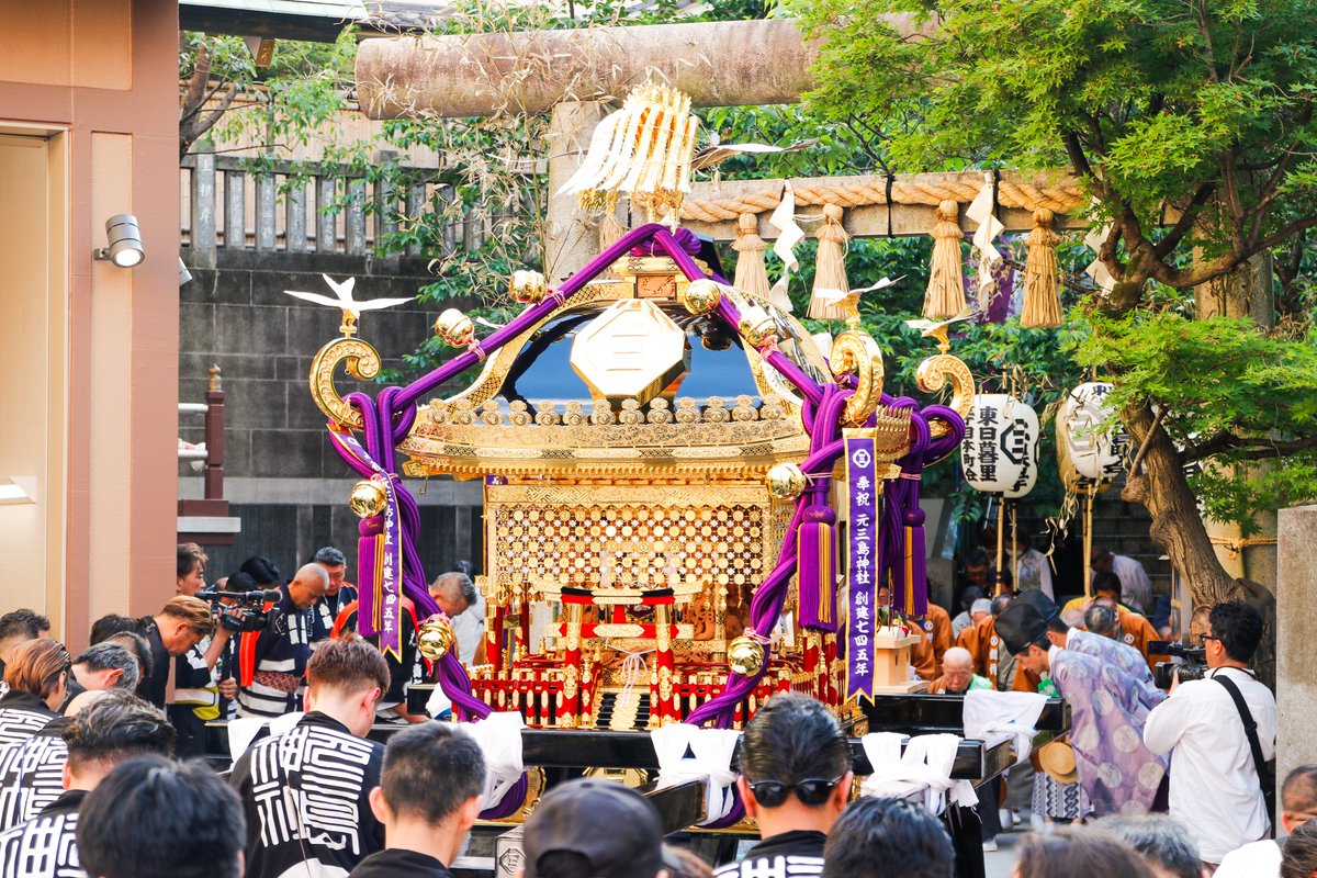 元三島神社の81年ぶりに復活した本社神輿。金色に輝き、その大きさに