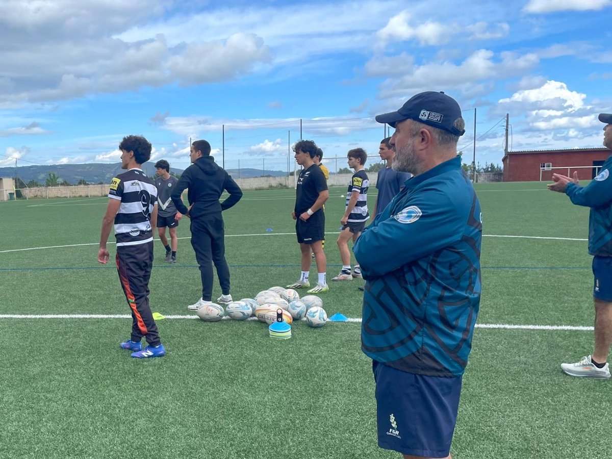RugbyGalicia's tweet photo. 👏🏻Onte sábado 9  celebrouse o Adestramento da Selección Galega M18 masculina de Rugby 7 no campo de Vilatuxe en Lalin

🏉 A selección está a preparar a sua participación no CESA7s que se disputará en Valladolid en Xuño 

 #RugbyGalego https://t.co/1SmLb19FHB