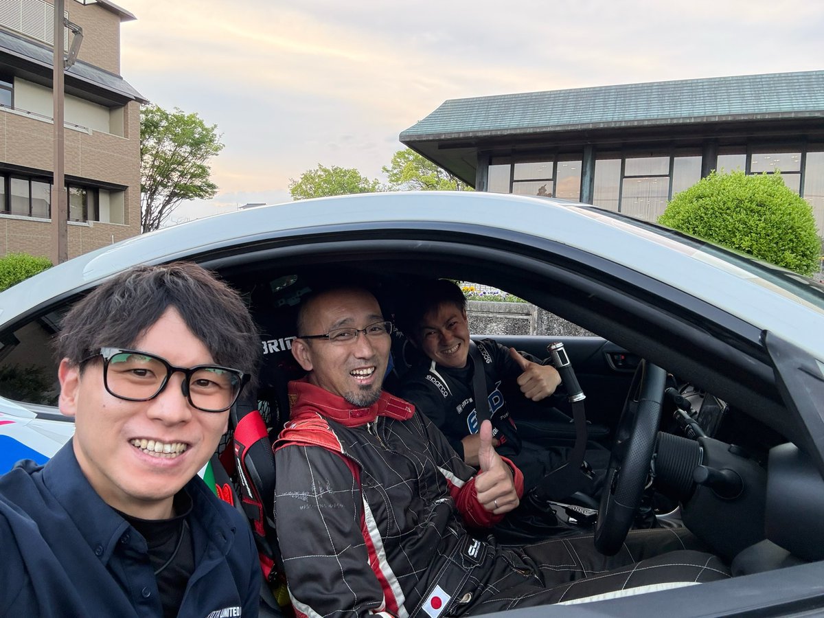 039Fe1's tweet photo. 全日本ラリー

00カーのドライブが終わってホッとしていたら、EXEDY RALLY TEAM 村田監督が誕生日プレゼントを買ってきてくれました^ ^

……ここでようやく自分が誕生日だったことを実感……

ありがとうございます♪ https://t.co/sa3yvS3oep