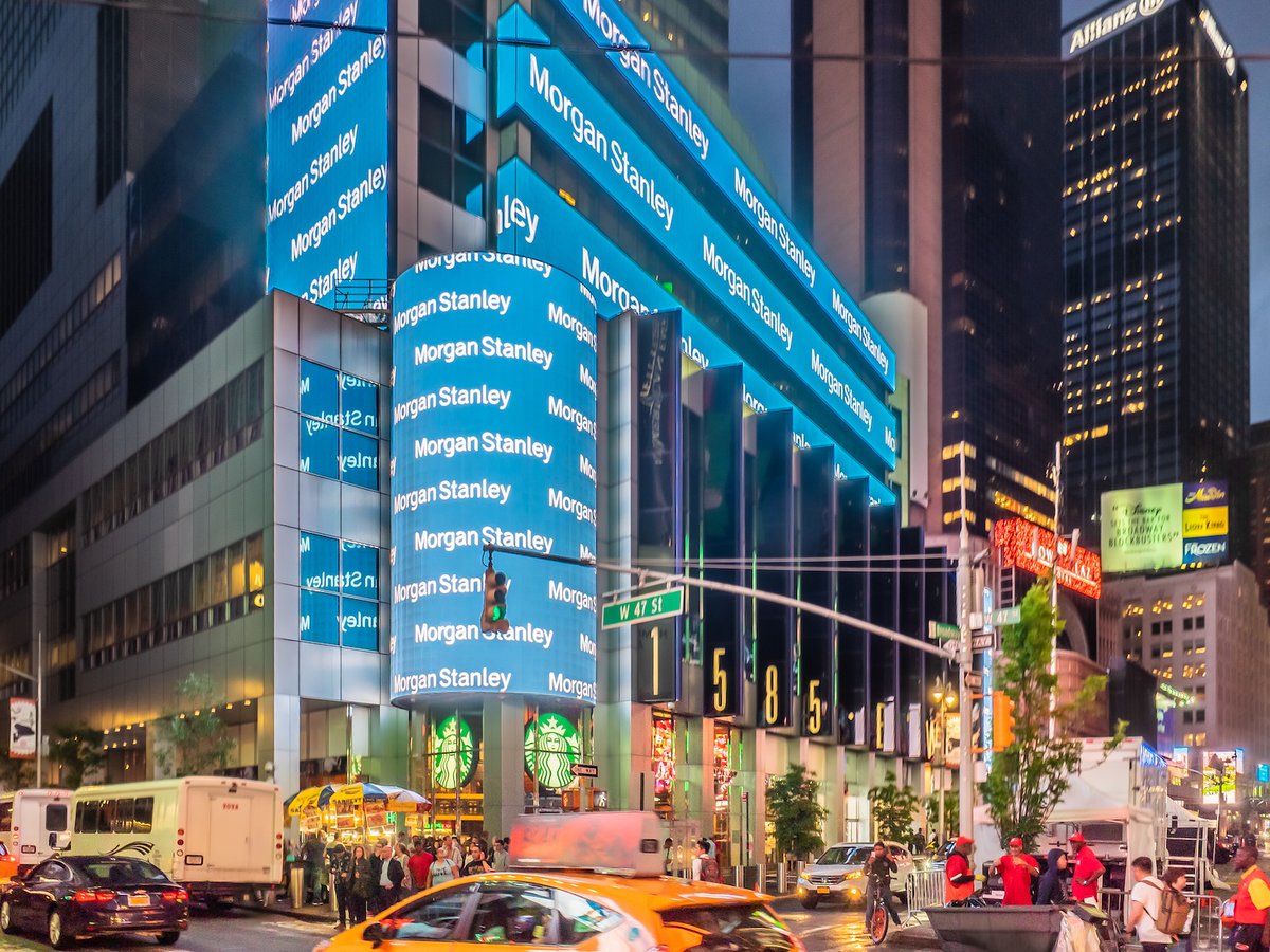 CoinMarketCap's tweet photo. LATEST: ⚡ Bloomberg analyst James Seyffart says Morgan Stanley's Bitcoin ETF could eventually become a top-three BTC ETF, powered by its low fees and the firm's adviser network. https://t.co/AM3zqOMy3O