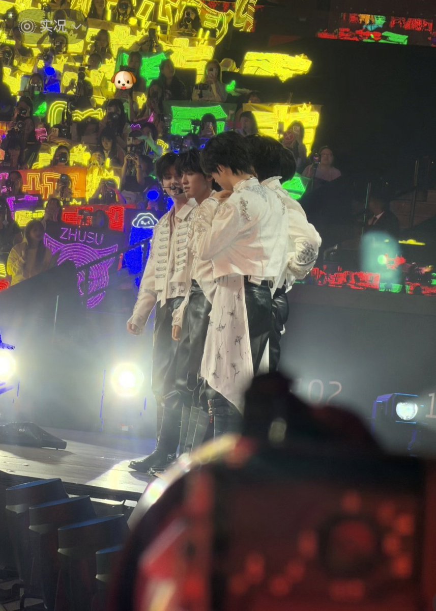 วันนี้ไถไปเจอคลิปน้อง top จากฝั่งตรงข้าม 102 แล้วติดตัวเอง (นั่งอยู่ตรงอิโมจิหม๋า) เลยคิดว่าการที่น้องเป่าหันมาเห็นป้ายแล้วสวัสดีมันเป็นเรื่องของดวงและเพราะสายตาเป่าดีมากจริงๆ

- iPad ไม่ได้ถูกยก แค่ตั้งไว้ที่ตักด้านซ้ายเฉยๆ มันตรงองศาเป๊ะมากถึงเห็น
-