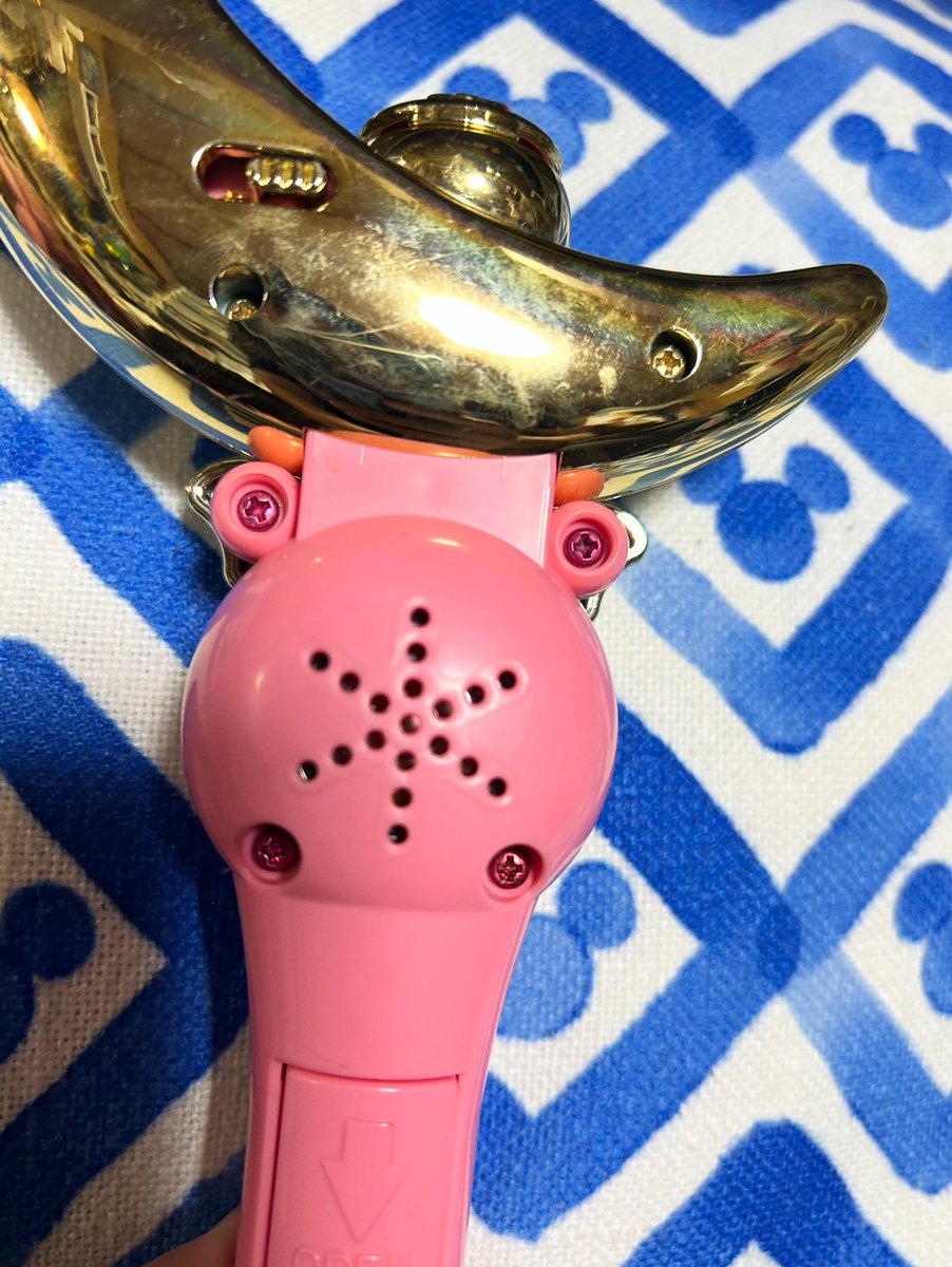 96a_kuroe's tweet photo. 懐かしのセーラームーングッズを衣替えついでに引っ張り出した！
子どもの頃からのグッズだいぶ捨てて、今はこれだけ。
電池入れたらバッチリ音鳴ります！
爆音でwww
ネジがちゃんとピンクとゴールドなの推せる

#セーラームーン #セーラームーンおもちゃ #平成女児 https://t.co/fYvuny6G4Q