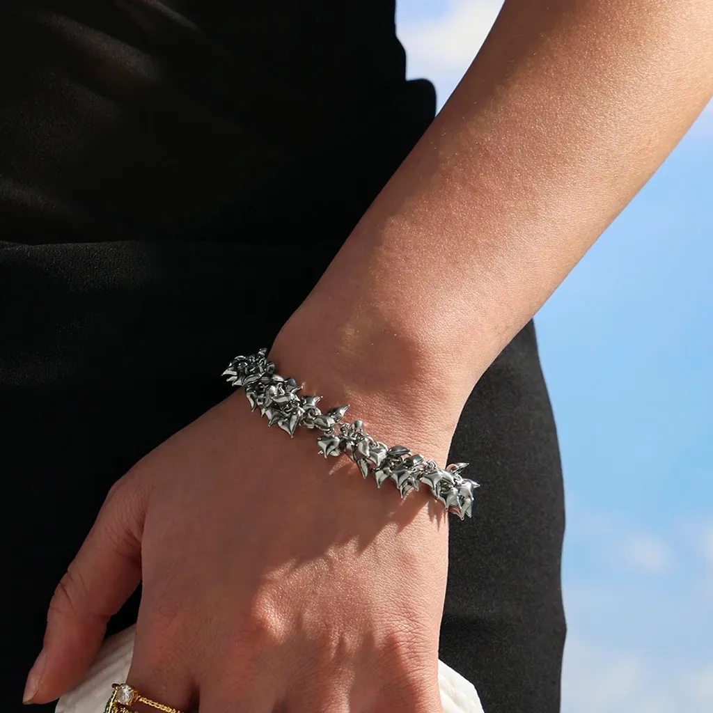 akrochic's tweet photo. Affirmez votre trajectoire. 🚀 Le Bracelet Amorina est l'accessoire des bâtisseuses modernes qui captent la lumière.
🔗  https://t.co/ezcKEa0VR7
Êtes-vous prête à marquer les esprits ?

#Akrochic #Success #Lumiere https://t.co/BIqgAyKlfE