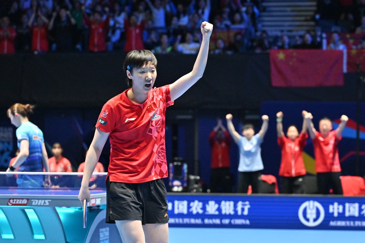 takurepo's tweet photo. 世界卓球2026ロンドン 現地速報
▼女子団体決勝トーナメント決勝
　中国　3-2　日本
　王曼昱　2(-4,-9,6,4,-4)3　張本美和○
○孫穎莎　3(7,7,8)0　早田ひな
　蒯曼　1(-6,5,-6,-8)3　橋本帆乃香○
○孫穎莎　3(2,4,6)0　張本美和
○王曼昱　3(7,7,5)0　早田ひな

ラストはともに前半で失点している早田と王曼昱の対戦。ラブオールからエンジン全開の王曼昱が鉄壁のラリー力で追い上げる早田を振り切って1ゲーム目を先制。早田はサービスを変え、攻撃のギアを上げるなど試みますが、王曼昱の優位は崩せず、中国が王手。王曼昱は会場の大声援を背に、早田とのラリーにも打ち勝ち10-6とマッチポイント。最後は早田がストップをネットにかけて中国が7連覇を達成です。釜山大会に続き中国を追い詰めた日本ですが、6大会連続の銀メダルに終わりました。

#世界卓球2026 #ITTFWorlds2026 #TableTennis #世界卓球
