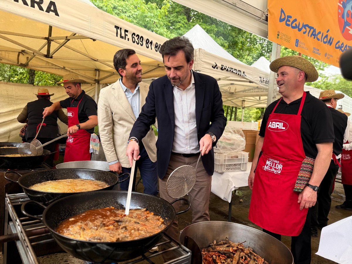 DiegoCalvoPouso's tweet photo. Un pracer compartir en Oroso con milleiros de persoas a súa tradicional Festa da Troita e degustar este produto de #GaliciaCalidade nesta cita que volveu contar co pregón do alumnado do IES do concello

Parabéns tamén aos vencedores das distintas categorías do Campionato de Pesca https://t.co/1T3Yrjj97b