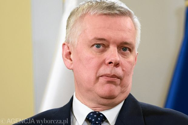 Gregor07966579's tweet photo. Węgrzy potrafili z Budapesztu do USA przemycić Ziobro a Polskie służby nie potrafiły przemycić Ziobro z Budapesztu do Polski. Brawo! Sprawczość Polskich służb jest porażająca. Panie @TomaszSiemoniak za takie nieudacznictwo Pańska dymisja powinna być na biurku Premiera na drugi dzień. Jutro jest poniedziałek miej Pan choć odrobinę odwagi i honoru i podaj się do dymisji. Przez Pana przegramy w 2027 roku wybory