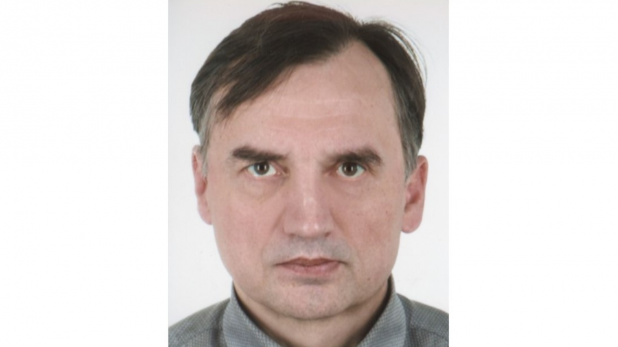 Gregor07966579's tweet photo. Węgrzy potrafili z Budapesztu do USA przemycić Ziobro a Polskie służby nie potrafiły przemycić Ziobro z Budapesztu do Polski. Brawo! Sprawczość Polskich służb jest porażająca. Panie @TomaszSiemoniak za takie nieudacznictwo Pańska dymisja powinna być na biurku Premiera na drugi dzień. Jutro jest poniedziałek miej Pan choć odrobinę odwagi i honoru i podaj się do dymisji. Przez Pana przegramy w 2027 roku wybory