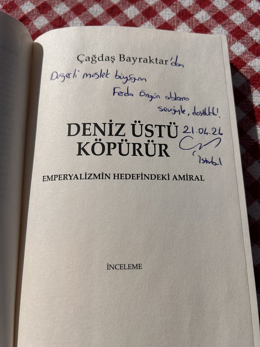 ferdaongun's tweet photo. Sevgili kardeşim Çağdaş, çok kıymetli bir kitap yazmış. O kadar yakın bir tarihi, o kadar büyük bir hızla unutmayalım diye. 
“Deniz Üstü Köpürür” yalnızca bir kitap değil, hafızaya çakılmış bir kayıt. Aslan Çağdaş, kalemine, emeğine ve cesaretine sağlık 💪🏼🫶 @cagdasbayraktar https://t.co/RA31bAhMsz
