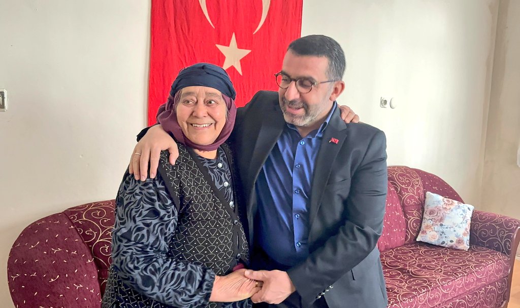 Ademcalkin's tweet photo. ▪️ Şırnak'ta hain terör örgütü ile girilen çatışmada şehit olan Jandarma Er Abdulbaki Kurçak'ın ailesi, Efo Kurcak ve Cemile Kurcak'ı , İl Başkanımız Muammer Sancar ve Kadın Kolları Başkanımız Zelal Sara ile birlikte ziyaret ederek, şehidimizin ruhu için fatihalar okuduk. Şehidimizin annesi  elini öperek, Anneler Günü’nü kutladık.

Şehidimize Cenab-ı Allah’tan rahmet, değerli ailesine hayırlı, sağlıklı ömürler diliyorum.