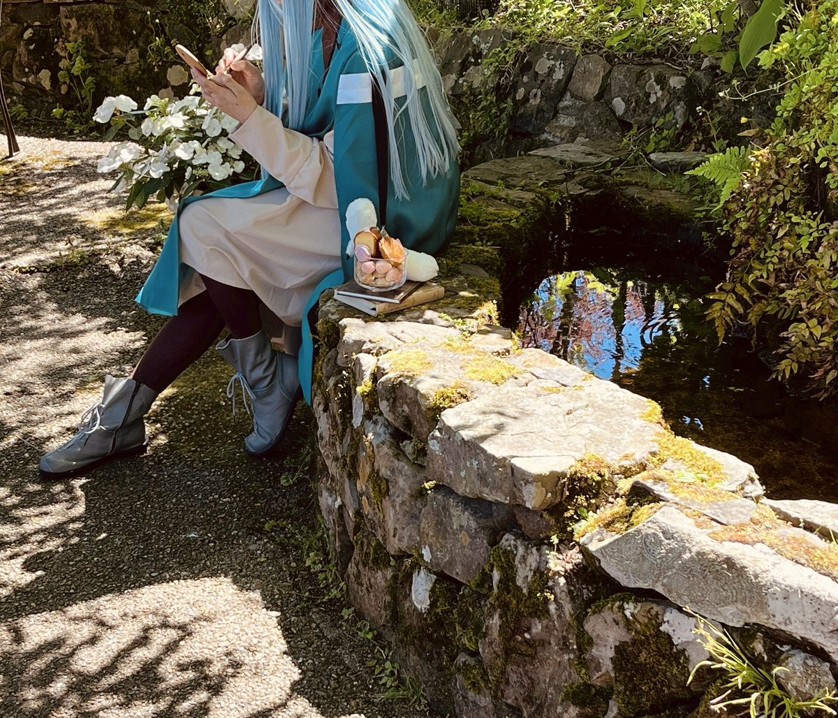 krn_krn0328's tweet photo. cos.
とんがり帽子のアトリエ
リチェ

特装版付録ついに開封…❣️
フデムシと魔円手帳〜🪄
素敵な木漏れ日と撮れてとっても嬉しい☺️
雲ひとつない快晴だったので、影も可愛かった😌💝
写メは、また後ほど🥰

Photo キーフリー先生（@saiga_ryou_ ）

 #コスメルinガーデンミュージアム比叡 https://t.co/wLFrAfIeUG