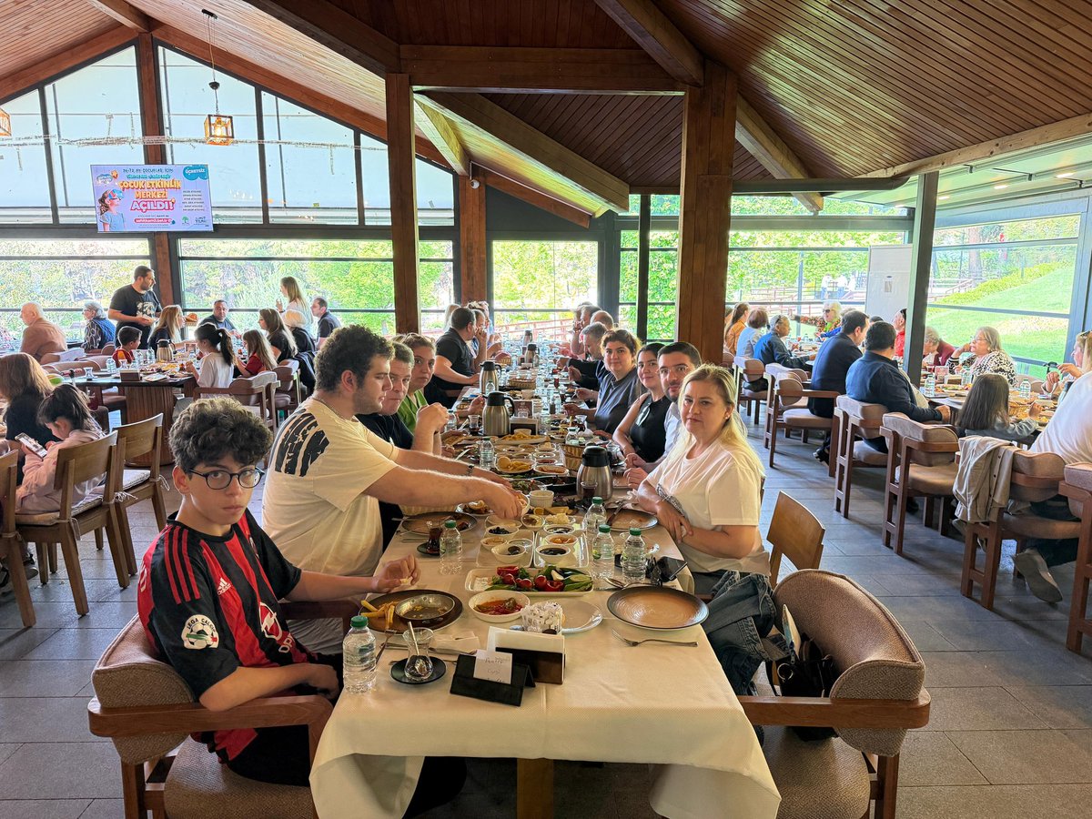 LisesiDernegi's tweet photo. Bugün Anneler Günü vesilesiyle; okulumuzda yıllarca emek vermiş, nice öğrencinin hayatına iz bırakmış kıymetli emekli öğretmenlerimizle, düzenlenen Anneler Günü kahvaltısında yönetim kurulu üyelerimizle birlikte bir araya gelmenin mutluluğunu yaşadık.
#annelergünükutluolsun https://t.co/7WxQWFeKlI