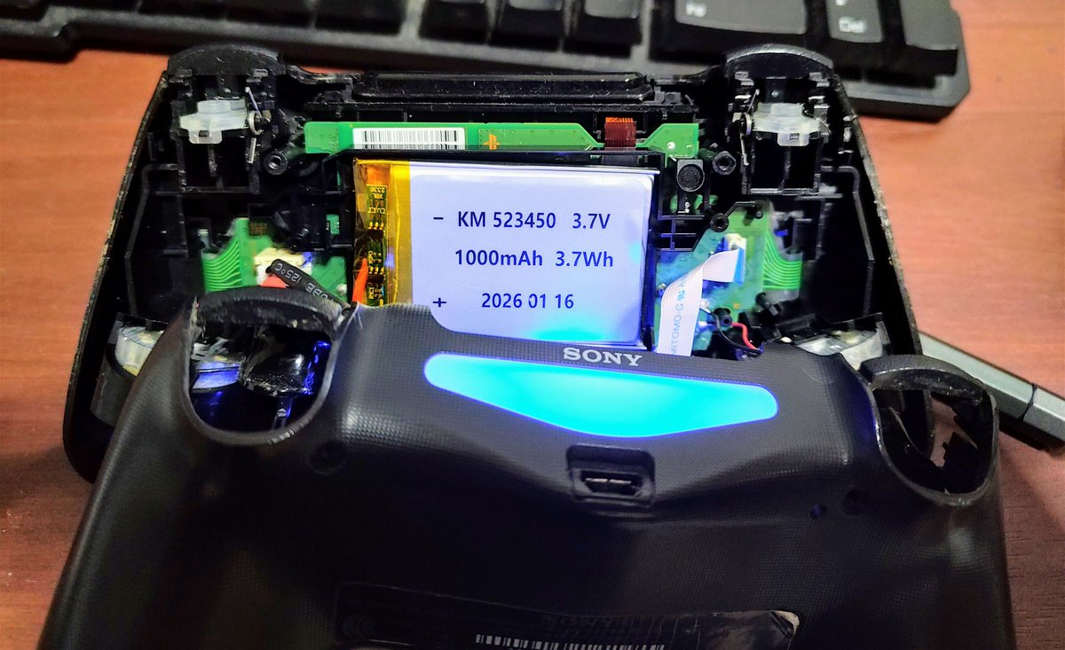 scows0001's tweet photo. 幫PS4手把換電池！ https://t.co/YSDk1GoEMl