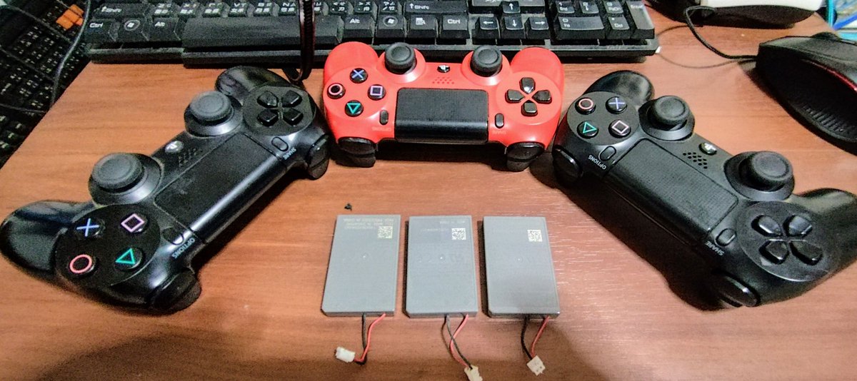 scows0001's tweet photo. 幫PS4手把換電池！ https://t.co/YSDk1GoEMl