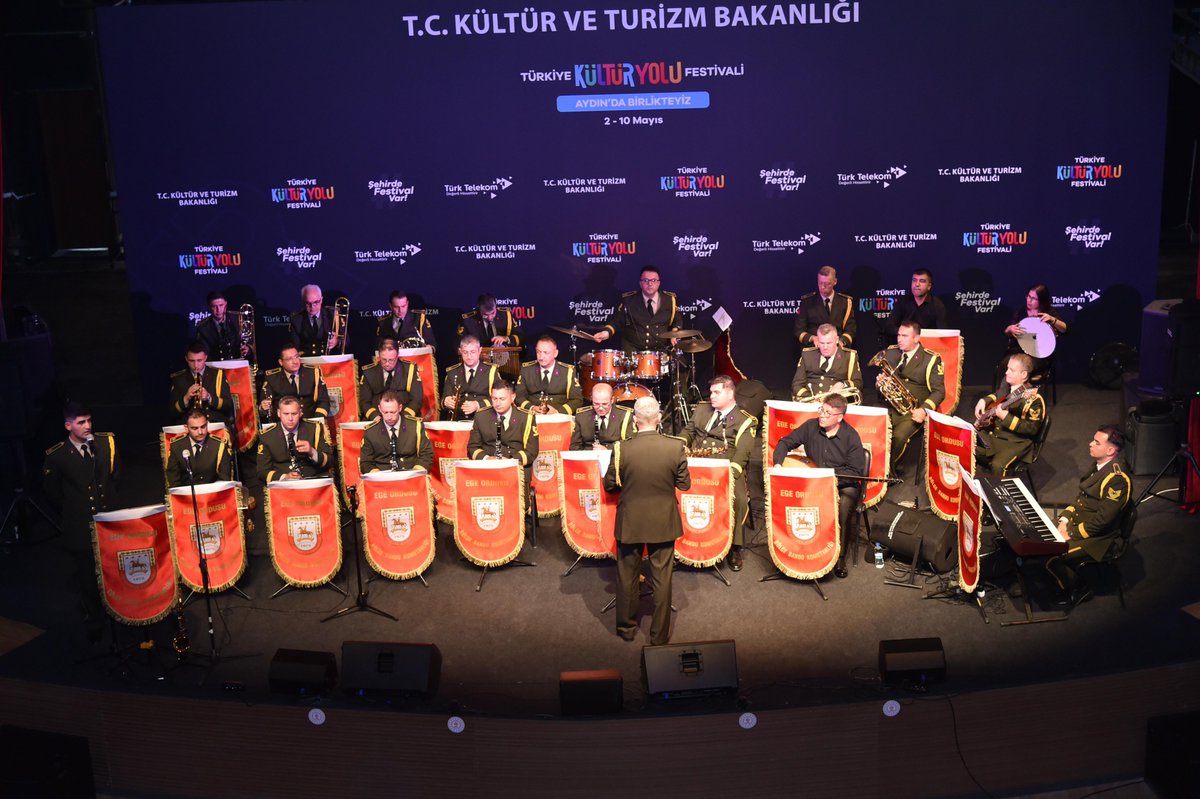 tcsavunma's tweet photo. 📍Aydın

Ege Ordusu Bölge Bando Komutanlığımız, yurt genelinde düzenlenen Kültür Yolu Festivali kapsamında Atilla Koç Kültür Merkezinde unutulmaz bir konser verdi. 🎶

#MillîSavunmaBakanlığı https://t.co/funEsuTB27