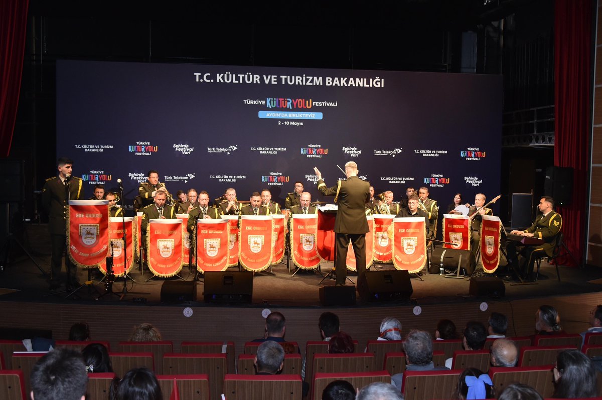 tcsavunma's tweet photo. 📍Aydın

Ege Ordusu Bölge Bando Komutanlığımız, yurt genelinde düzenlenen Kültür Yolu Festivali kapsamında Atilla Koç Kültür Merkezinde unutulmaz bir konser verdi. 🎶

#MillîSavunmaBakanlığı https://t.co/funEsuTB27