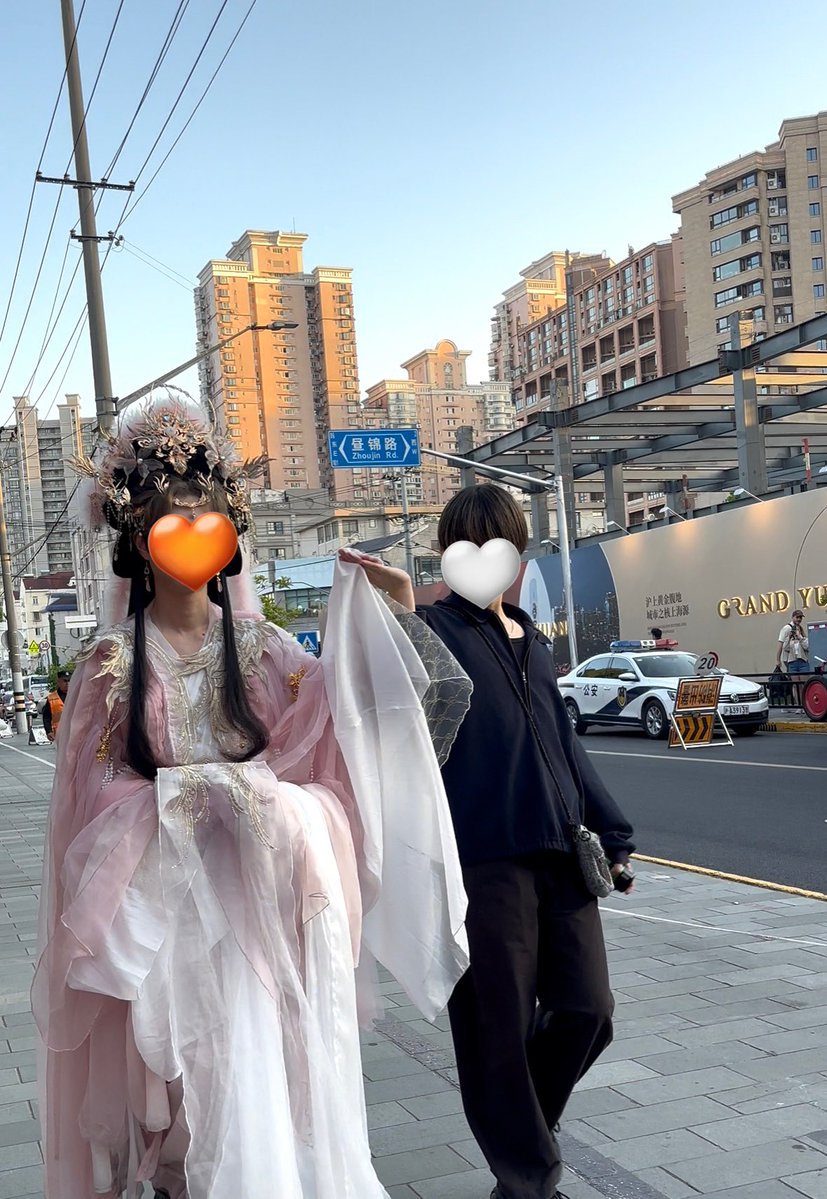 こちら胸を張ってエスコートするHasha