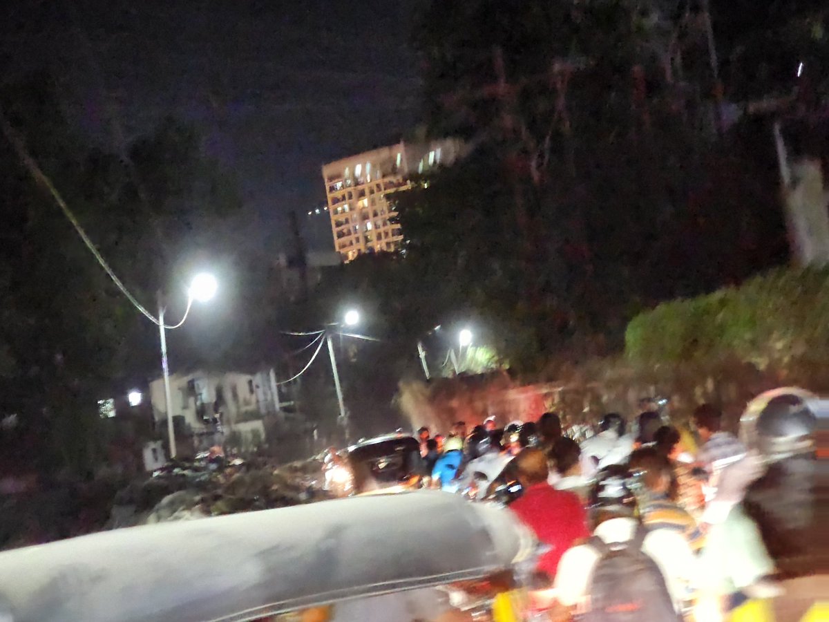 Pujay1's tweet photo. @TMCaTweetAway @SachinShingare_ Inconvenience caused to daily evening traffic jam since last  1 week who are using road from Lodha Complex to Balkum Fire Brigade because of road blockage due to silt cleaning activity by @TMCaTweetAway https://t.co/URgHbfwk8b